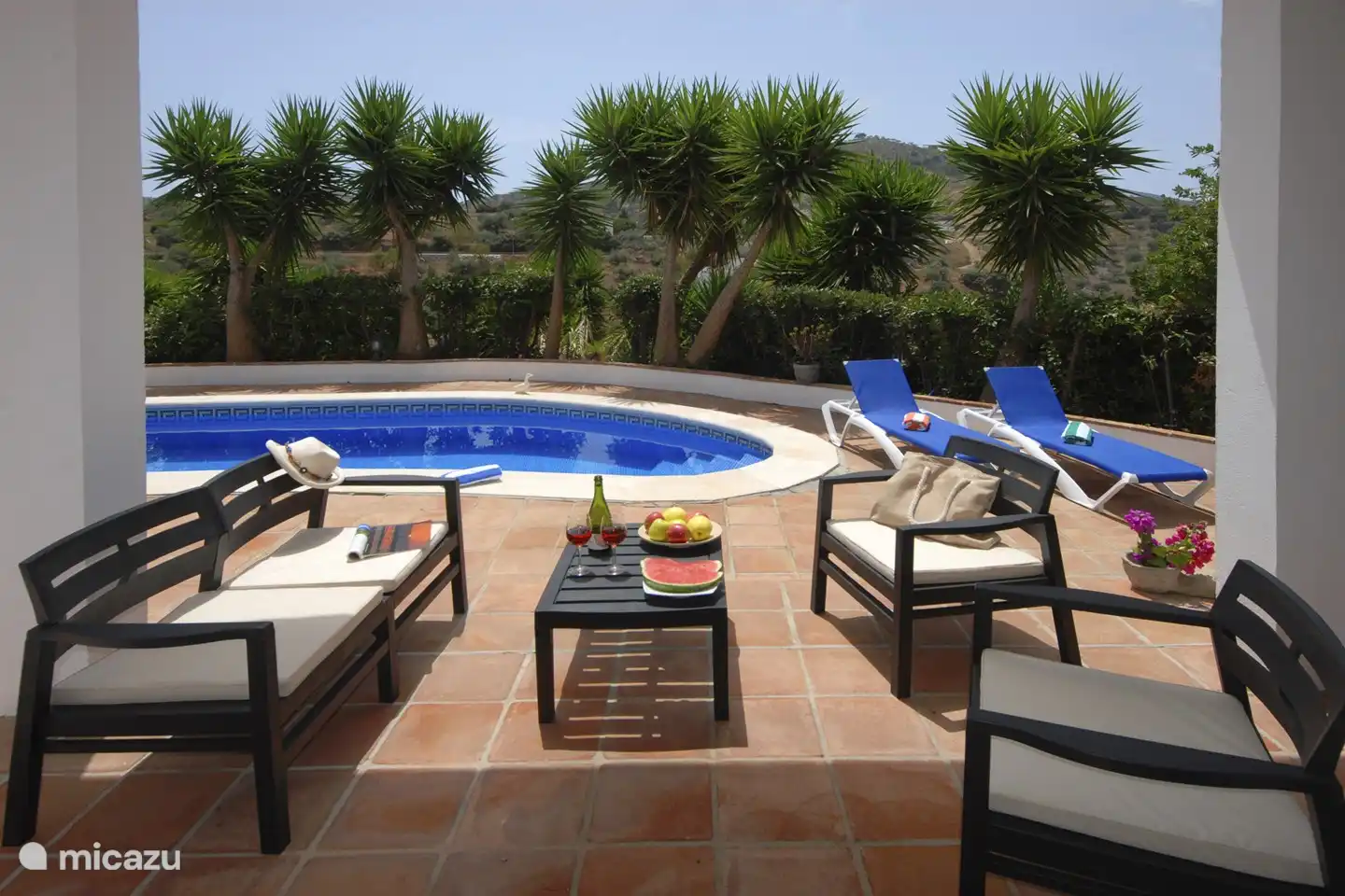 Een aperitiefje aan het zwembad.