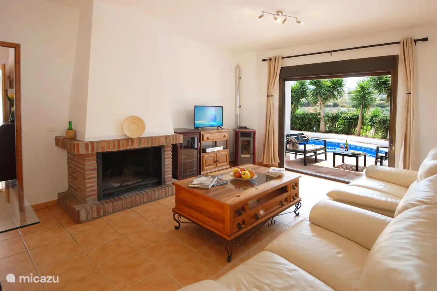 Living met direkte toegang tot het zwembad.