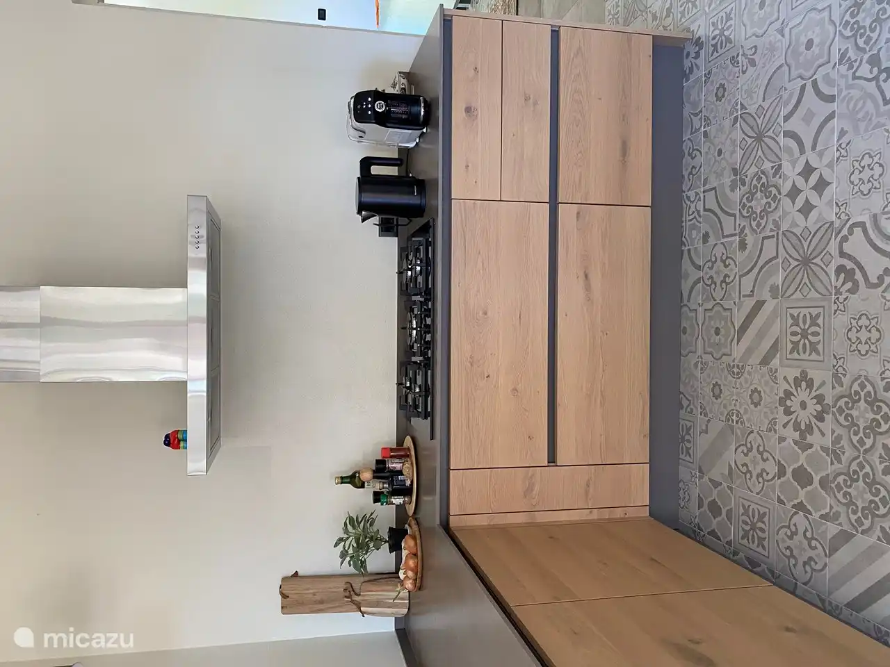 Mueble de cocina de madera con encimera resistente al calor.