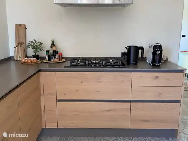 Nel Vigneto huren in Italië, Piëmont, Canelli - vakantiehuis Houten keukenblok met hittebestendig aanrechtblad.