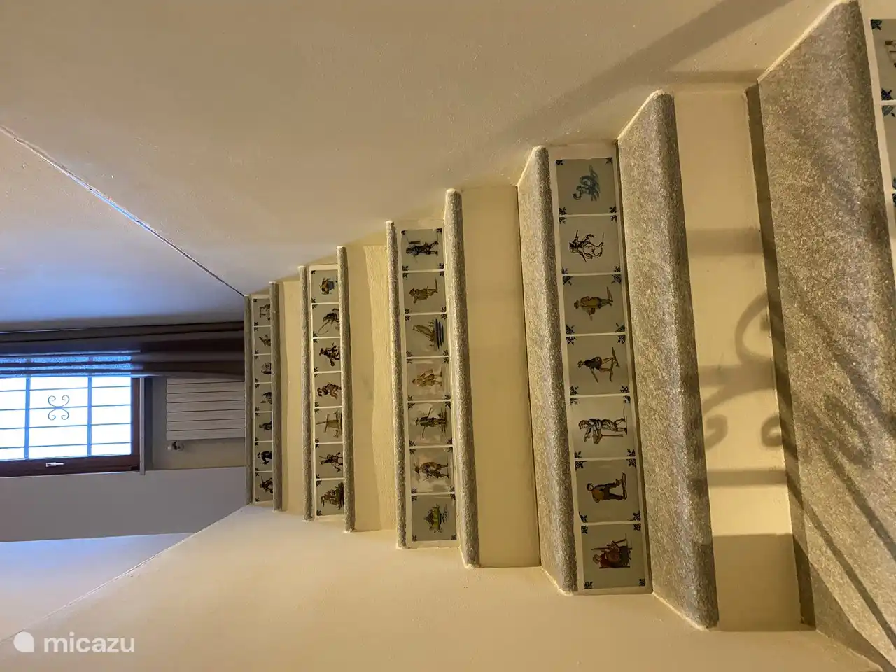 Azulejos holandeses viejos de Makkumer en las escaleras