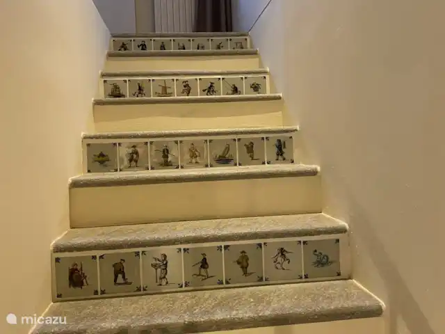 Nel Vigneto huren in Italië, Piëmont, Canelli - vakantiehuis Oud hollandse Makkumer tegels op de trap