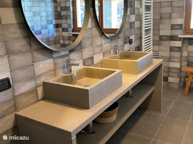 Nel Vigneto huren in Italië, Piëmont, Canelli - vakantiehuis Badkamer boven met wastafelmeubel van natuursteen.