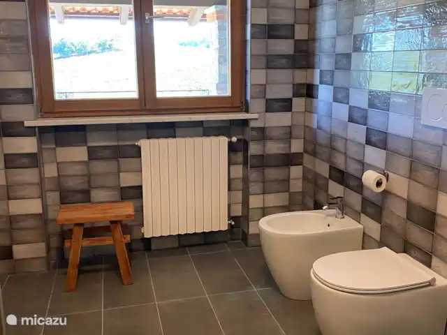Nel Vigneto huren in Italië, Piëmont, Canelli - vakantiehuis Badkamer met uitzicht.