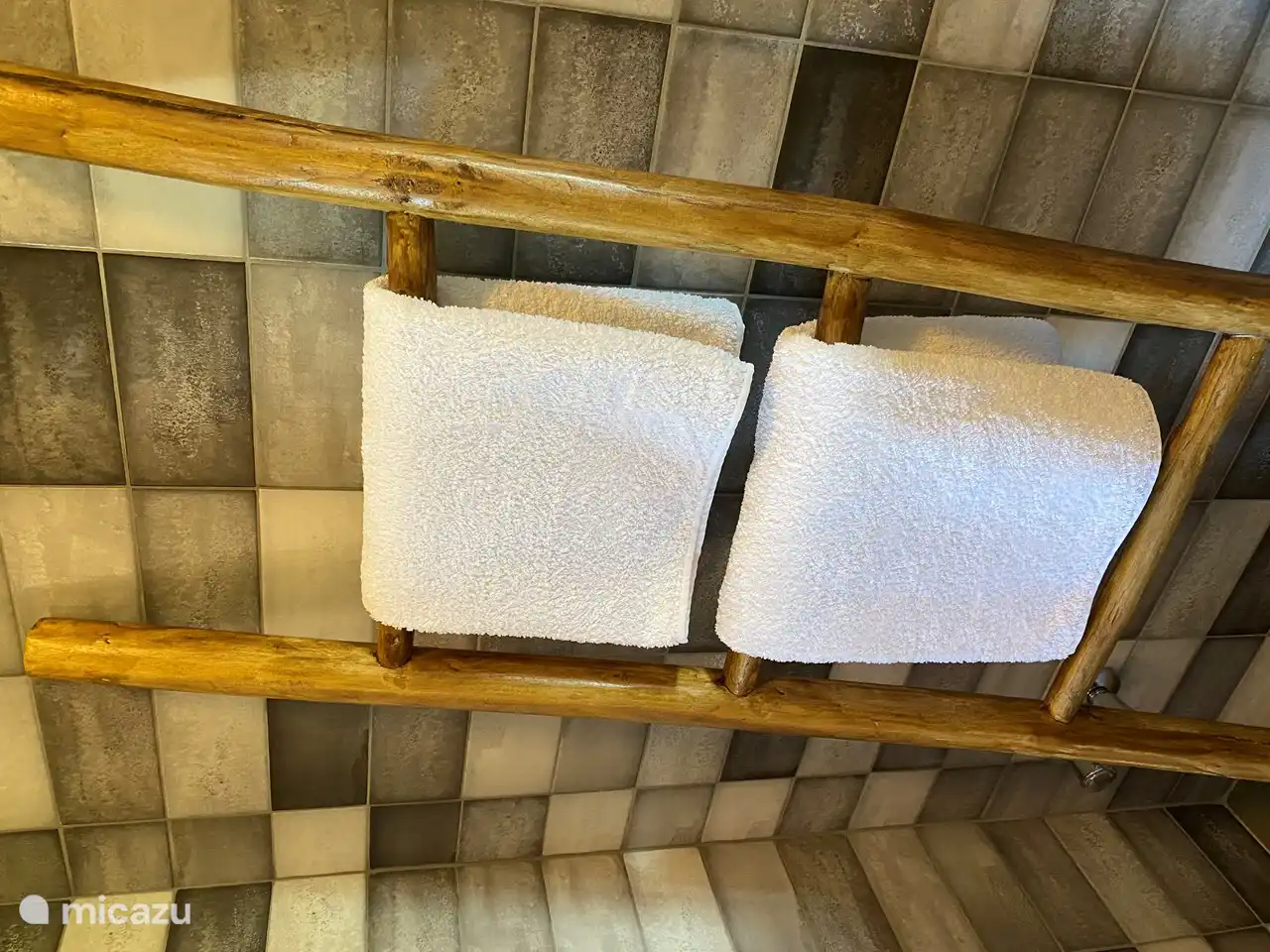 Un montón de lugares para colgar las toallas.