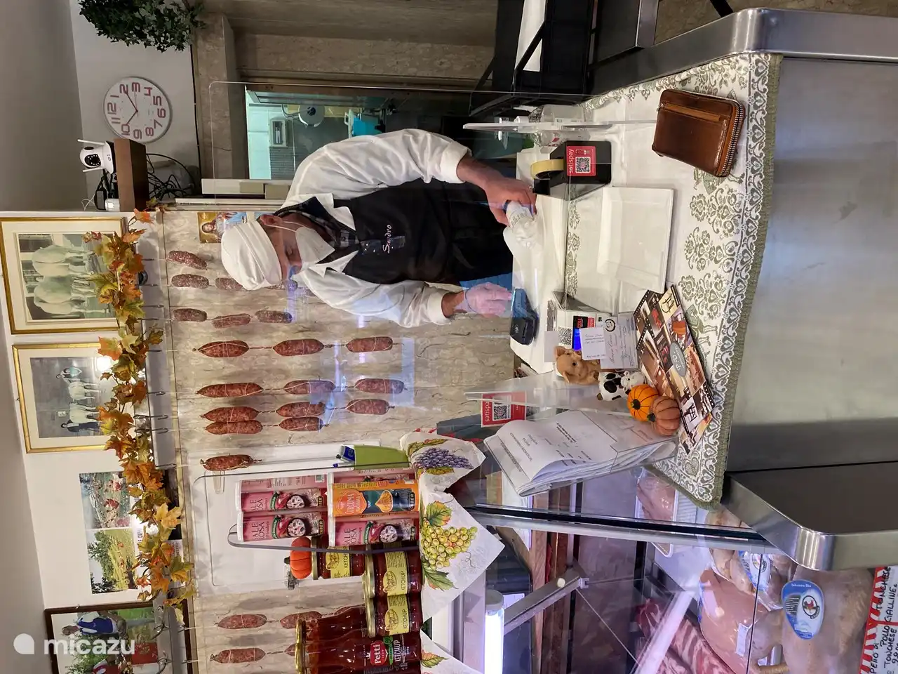 El carnicero cercano (2 km).