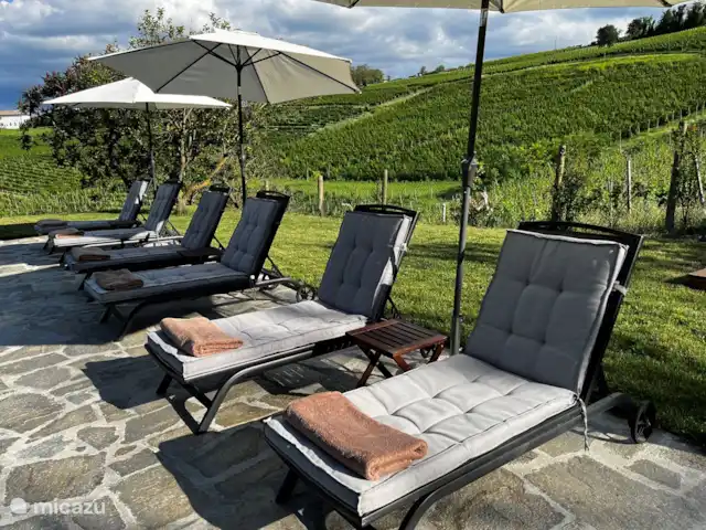 Nel Vigneto huren in Italië, Piëmont, Canelli - vakantiehuis comfortabel liggen onder de parasol.