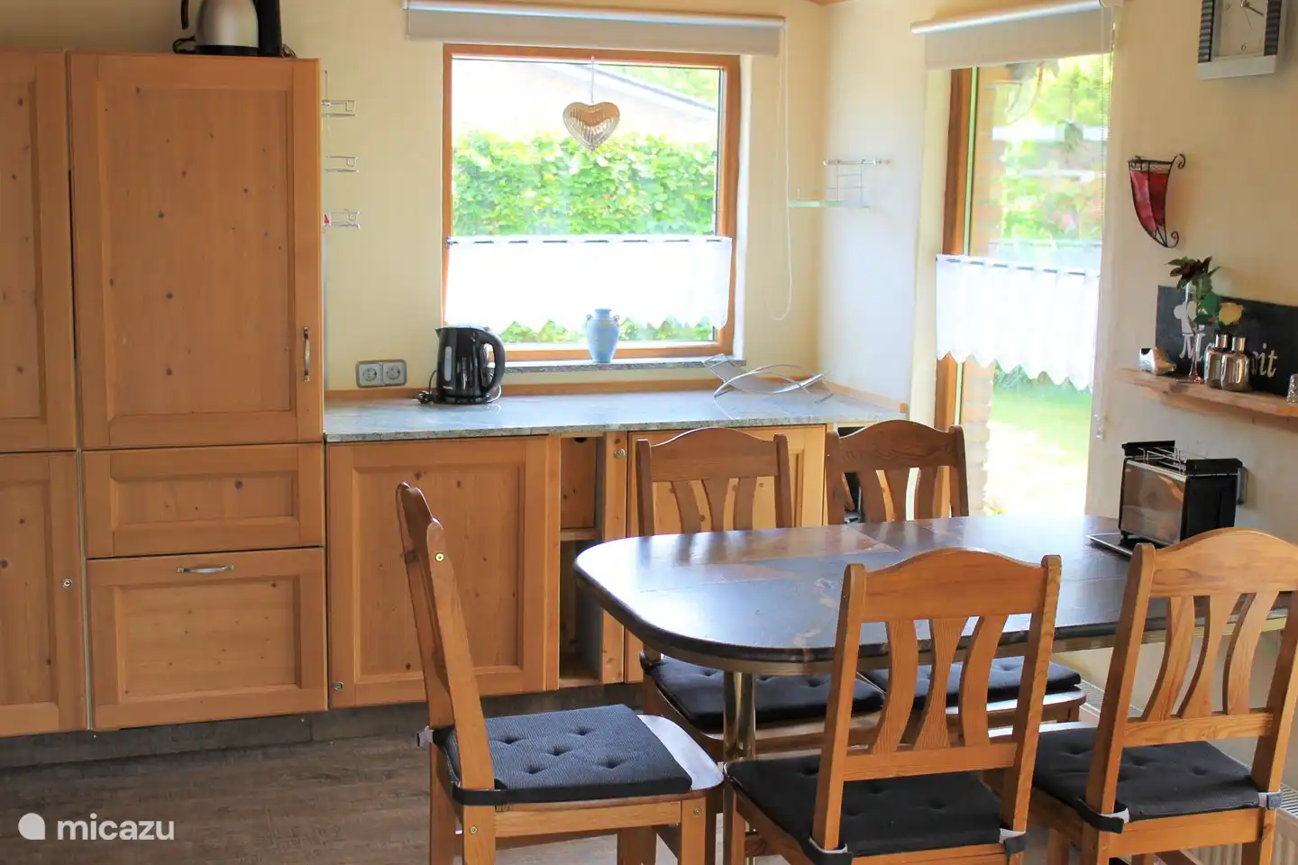 Das Frühstück können Sie am Esstisch genießen.