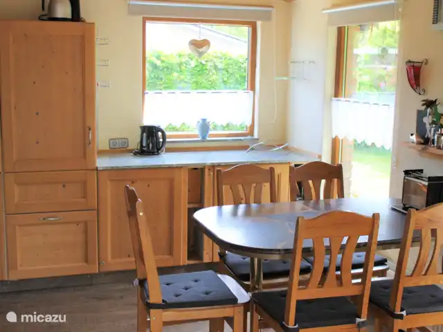 Location de Vacances Pays-Bas, Hollande du Nord, Julianadorp aan Zee, bungalow - Bungalow Marita Vous pourrez prendre votre petit-déjeuner à la table à manger.