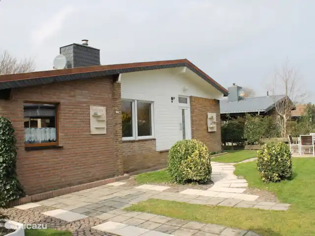 Location de Vacances Pays-Bas, Hollande du Nord, Julianadorp aan Zee, bungalow - Bungalow Marita Jardin avant magnifiquement entretenu