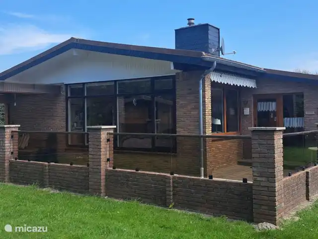Location de Vacances Pays-Bas, Hollande du Nord, Julianadorp aan Zee, bungalow - Bungalow Marita Une terrasse où vous pourrez vous asseoir à l’abri du vent.