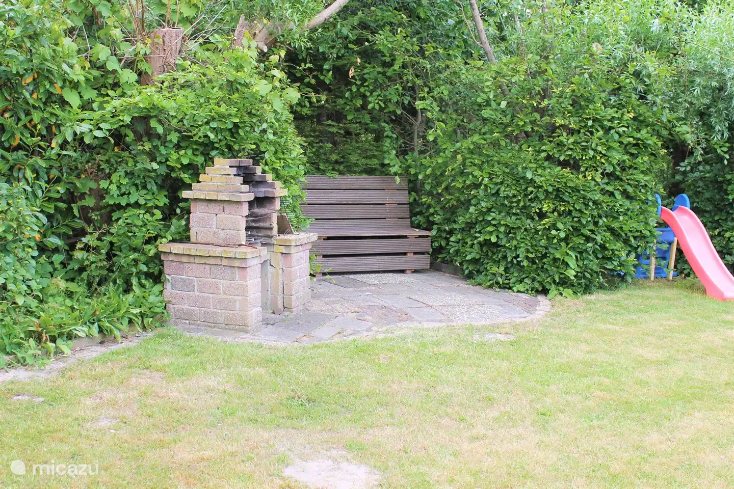 Im Garten gibt es mehrere Sitzgelegenheiten.