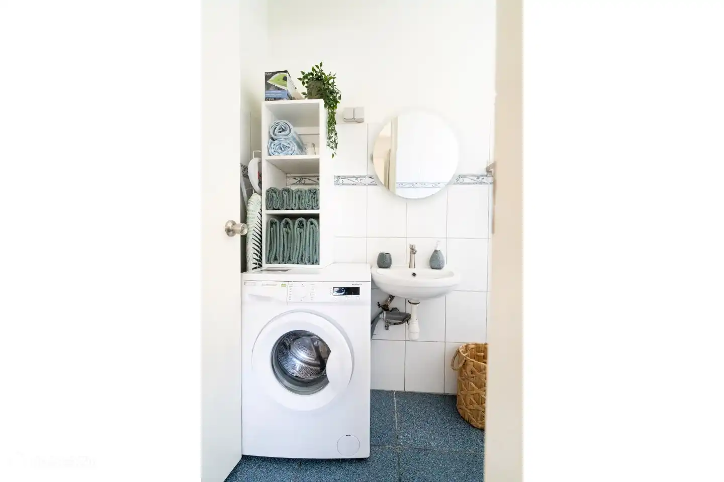 Twin bathroom - washing machine