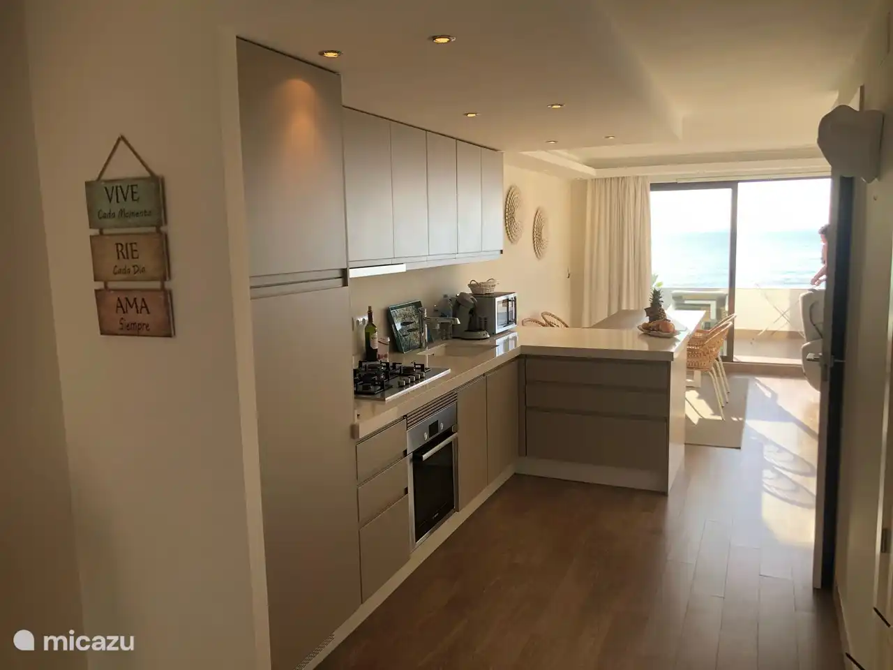 cuisine conviviale dans une cuisine entièrement équipée avec vue sur la mer