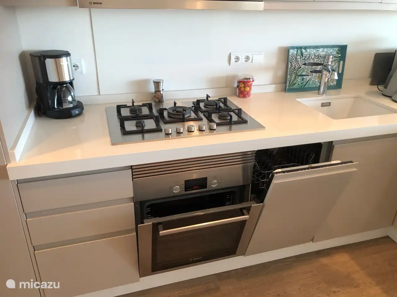 cuisinière à gaz, four, lave-vaisselle, cafetière, etc, ...