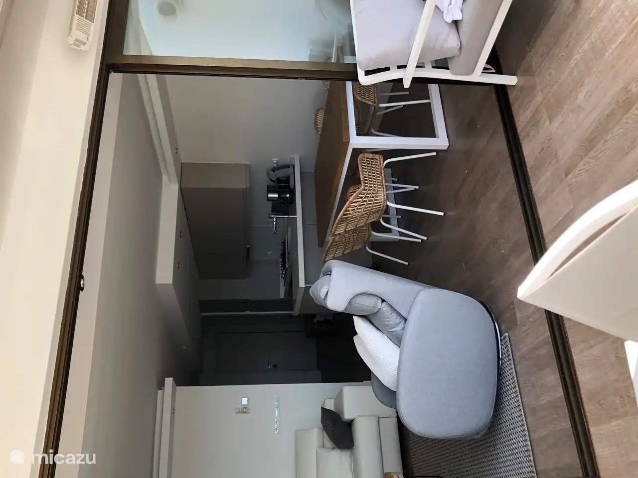 de la terrasse à l'intérieur