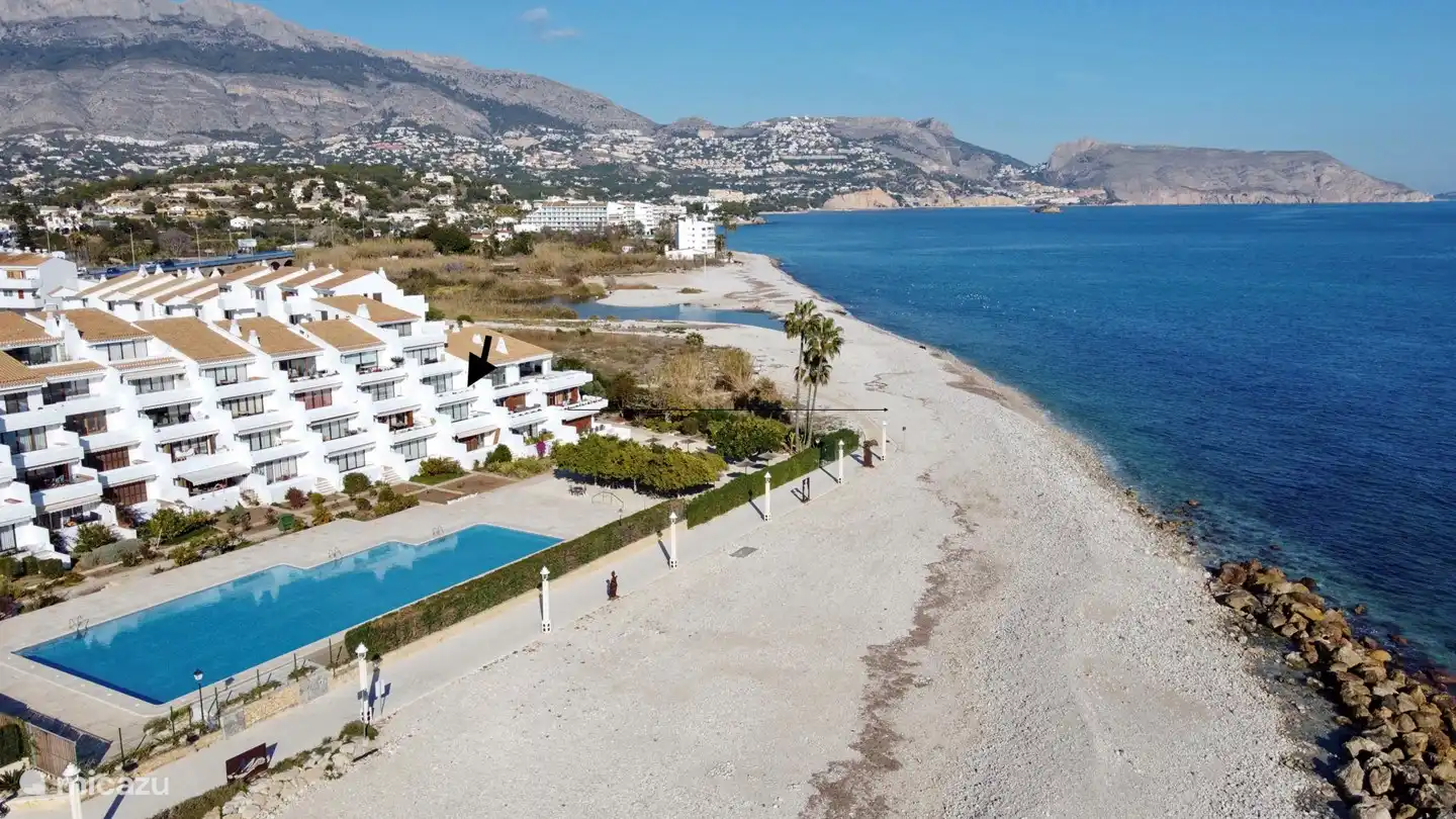 le complexe avec sa très grande piscine