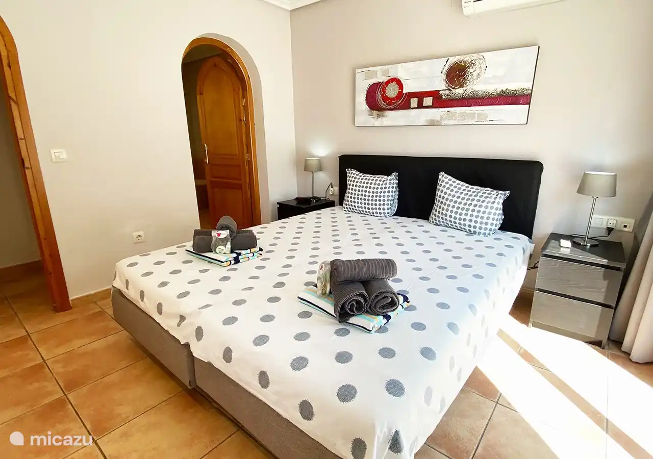 chambre avec salle de bain attenante