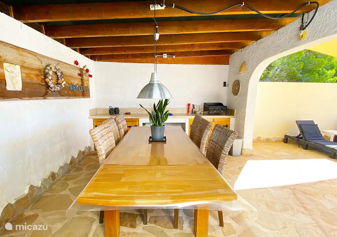 table d'extérieur avec barbecue