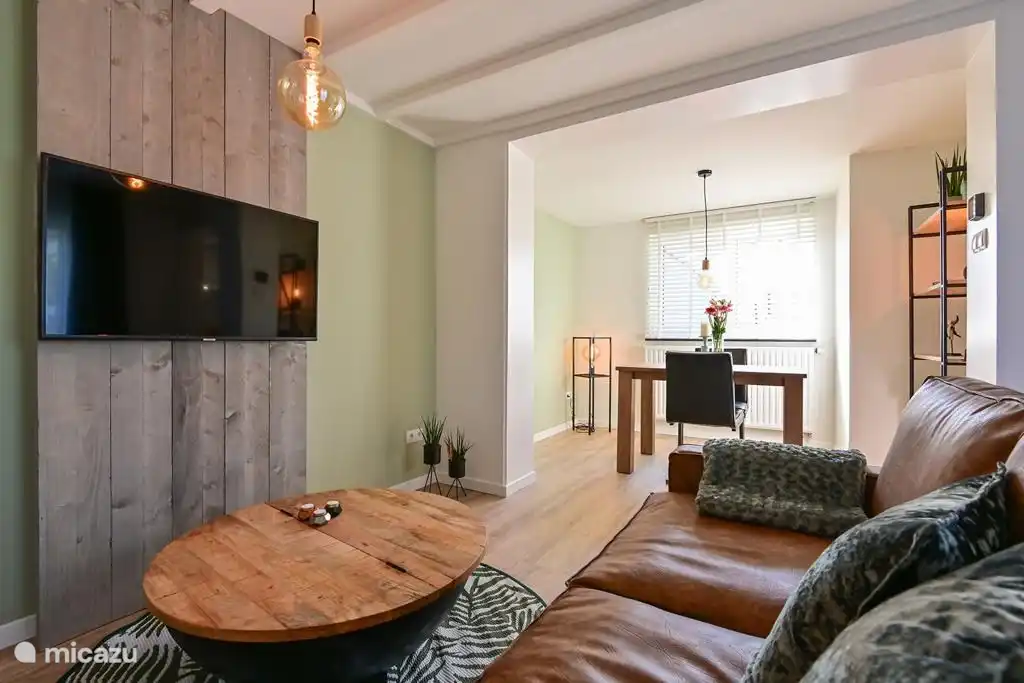 The decor is a bit more rugged, hence the name STOER!