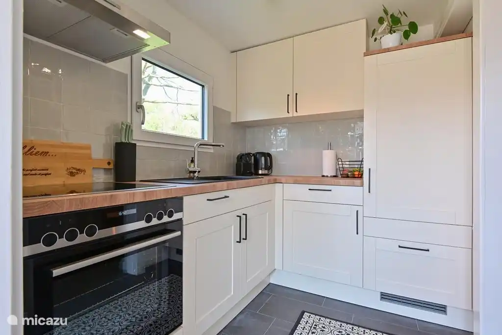 You can enjoy cooking in the kitchen! And if your four-legged friend is with you, there is a freezer in the refrigerator. Or put a nice ice cream in it.