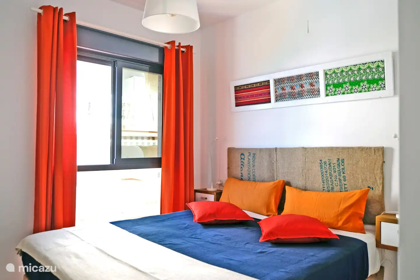 ruime slaapkamer met TV