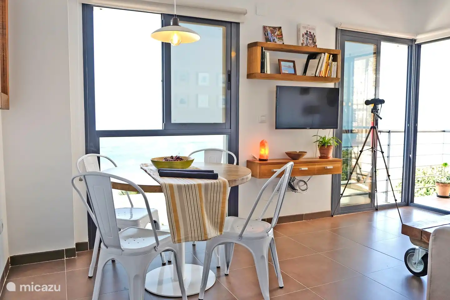 handgemaakte meubelen komen tot recht in de lichte leefruimte 