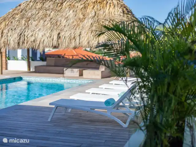 Incroyable villa de luxe à Vista Royal. | Curaçao, Banda Ariba (est), Vista Royal - villa Du porche ; Transats et vue d’ensemble palapa.