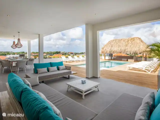 Incroyable villa de luxe à Vista Royal. | Curaçao, Banda Ariba (est), Vista Royal - villa De l’ensemble du salon vue d’ensemble sur la terrasse, les transats et la palapa.