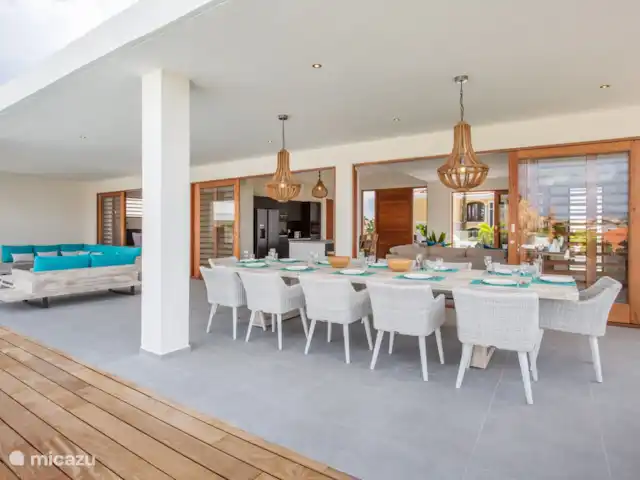 Incroyable villa de luxe à Vista Royal. | Curaçao, Banda Ariba (est), Vista Royal - villa Table spacieuse et salon avec portes-fenêtres donnant sur le salon et la cuisine.