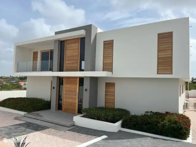 Incroyable villa de luxe à Vista Royal. | Curaçao, Banda Ariba (est), Vista Royal - villa Façade de la villa avec volets en bois.