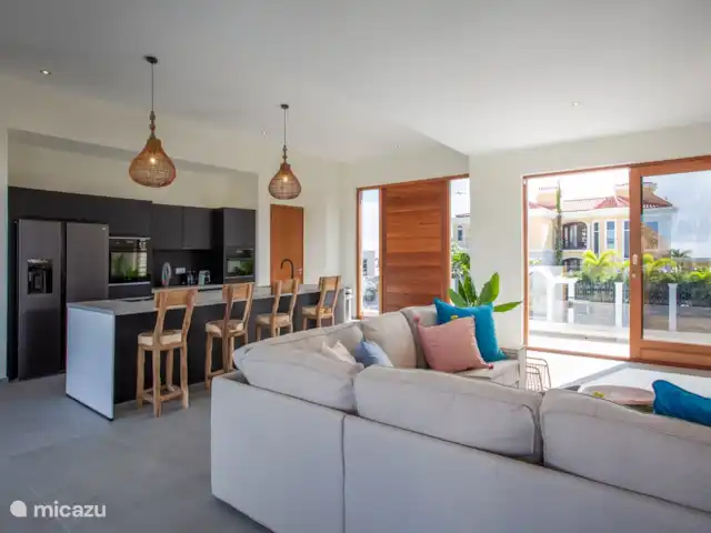 Incroyable villa de luxe à Vista Royal. | Curaçao, Banda Ariba (est), Vista Royal - villa Salon et cuisine.