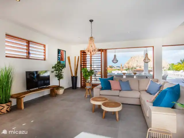 Incroyable villa de luxe à Vista Royal. | Curaçao, Banda Ariba (est), Vista Royal - villa Salon avec portes-fenêtres donnant sur le porche, la piscine et la terrasse.