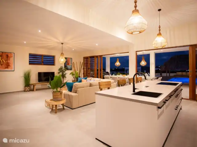 Incroyable villa de luxe à Vista Royal. | Curaçao, Banda Ariba (est), Vista Royal - villa Salon et cuisine du soir,