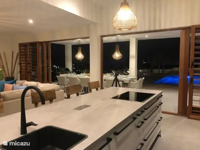 Incroyable villa de luxe à Vista Royal. | Curaçao, Banda Ariba (est), Vista Royal - villa Vous pouvez laisser le porche couvert complètement ouvert en ouvrant les portes coulissantes de la cuisine et du salon.