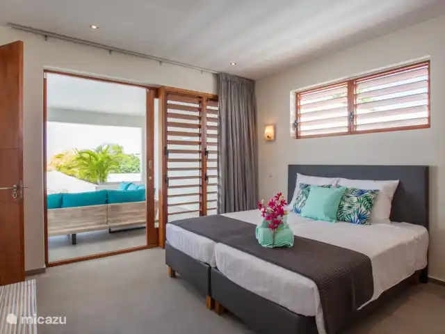 Incroyable villa de luxe à Vista Royal. | Curaçao, Banda Ariba (est), Vista Royal - villa Chambre principale avec portes coulissantes donnant sur le porche.