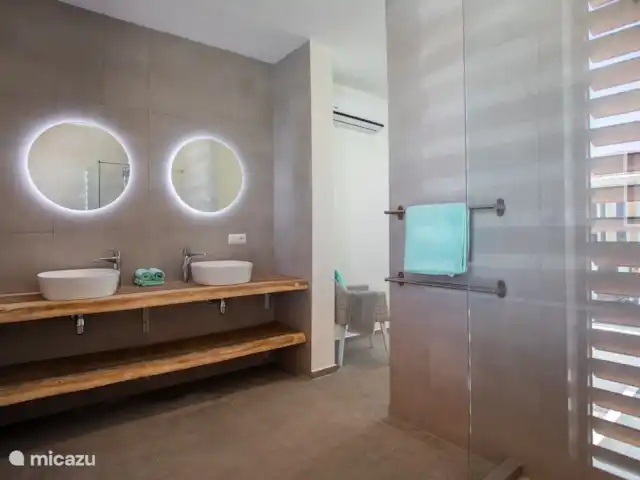 Incroyable villa de luxe à Vista Royal. | Curaçao, Banda Ariba (est), Vista Royal - villa Salle de bain principale spacieuse.