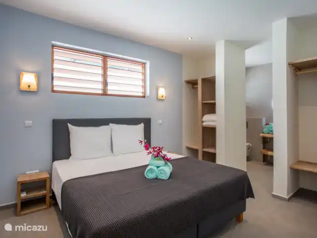 Incroyable villa de luxe à Vista Royal. | Curaçao, Banda Ariba (est), Vista Royal - villa Vue d’ensemble de la chambre et de la salle de bain attenante.