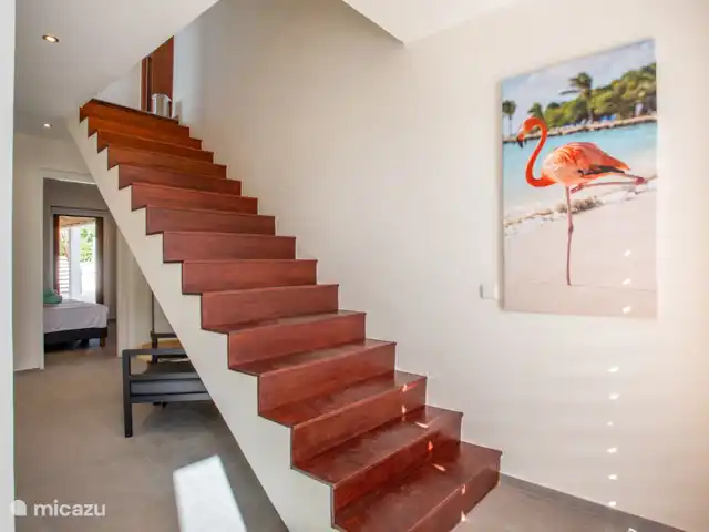 Incroyable villa de luxe à Vista Royal. | Curaçao, Banda Ariba (est), Vista Royal - villa À travers le hall avec les escaliers menant au premier étage.