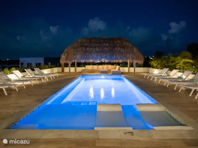 Incroyable villa de luxe à Vista Royal. | Curaçao, Banda Ariba (est), Vista Royal - villa L’éclairage du soir à la piscine et à la terrasse.