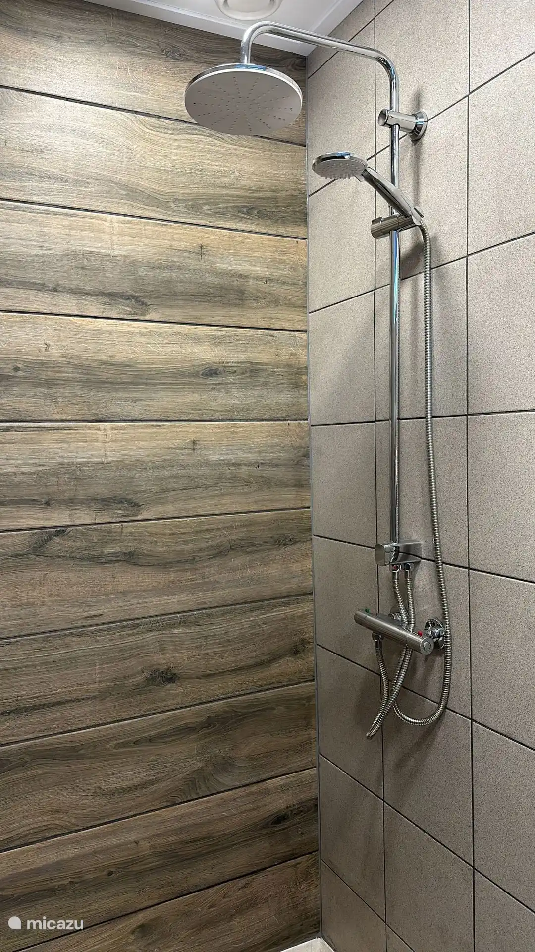 Das Badezimmer wurde im Jahr 2023 renoviert