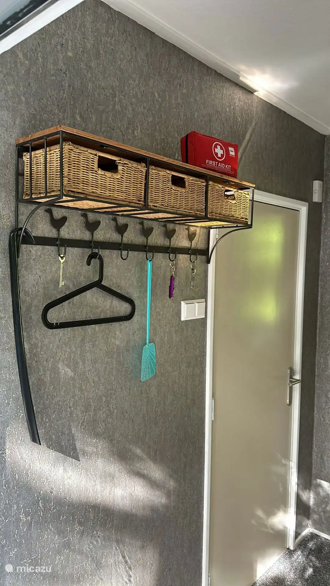 Die Mäntel können im Flur aufgehängt werden