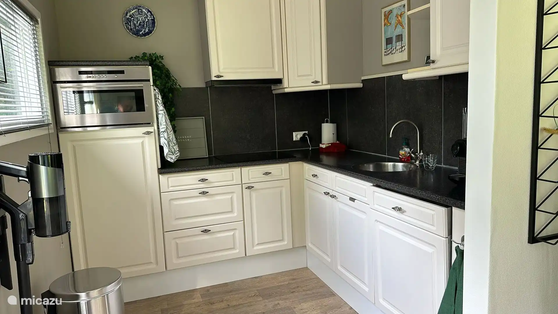 Die Küche ist komplett mit Mikrowelle, Heißluftofen, Induktion und geräumigem Kühlschrank ausgestattet