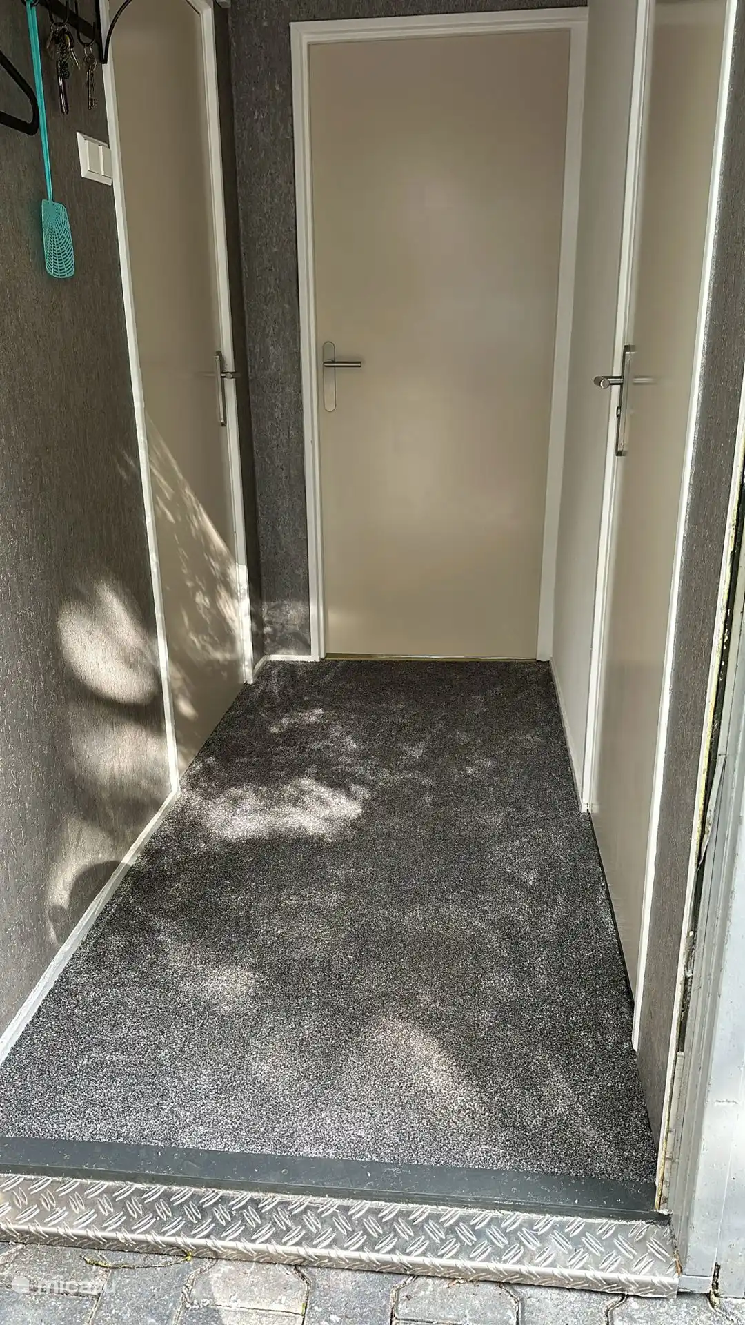 Der Flur ist mit Teppichboden ausgelegt. Toll, um die Schuhe auszuziehen.