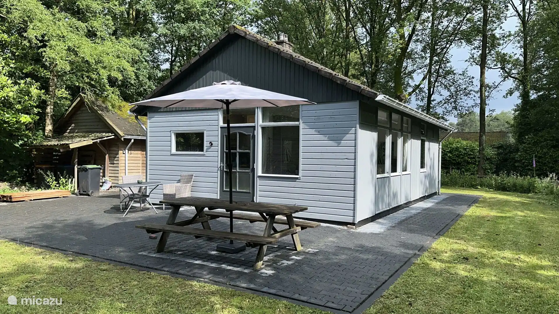 Die Sonne scheint, der Sonnenschirm kann ausgeschaltet werden. 