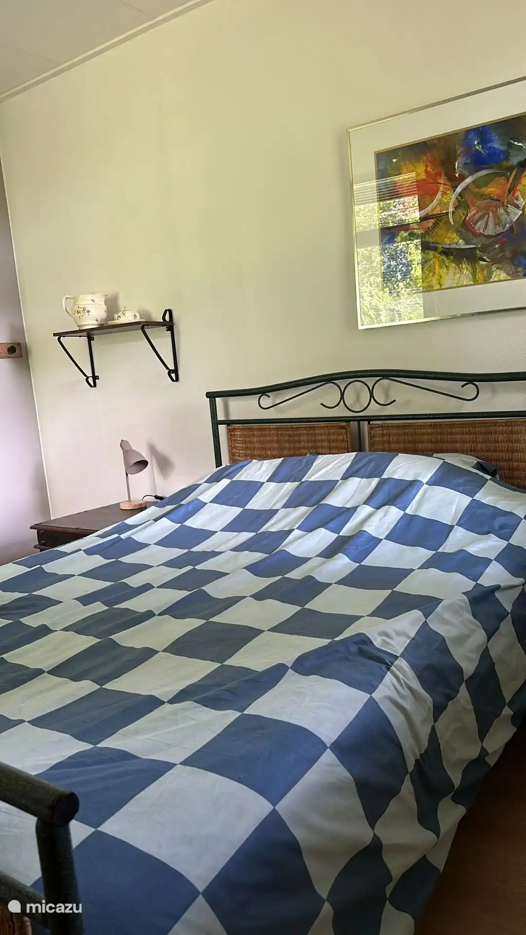 Das Schlafzimmer ist romantisch eingerichtet. 