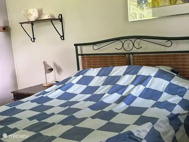Huuske Woeste Wolden | Pays-Bas, Drenthe, Zuidwolde - maison de vacances La chambre est décorée de manière romantique.
