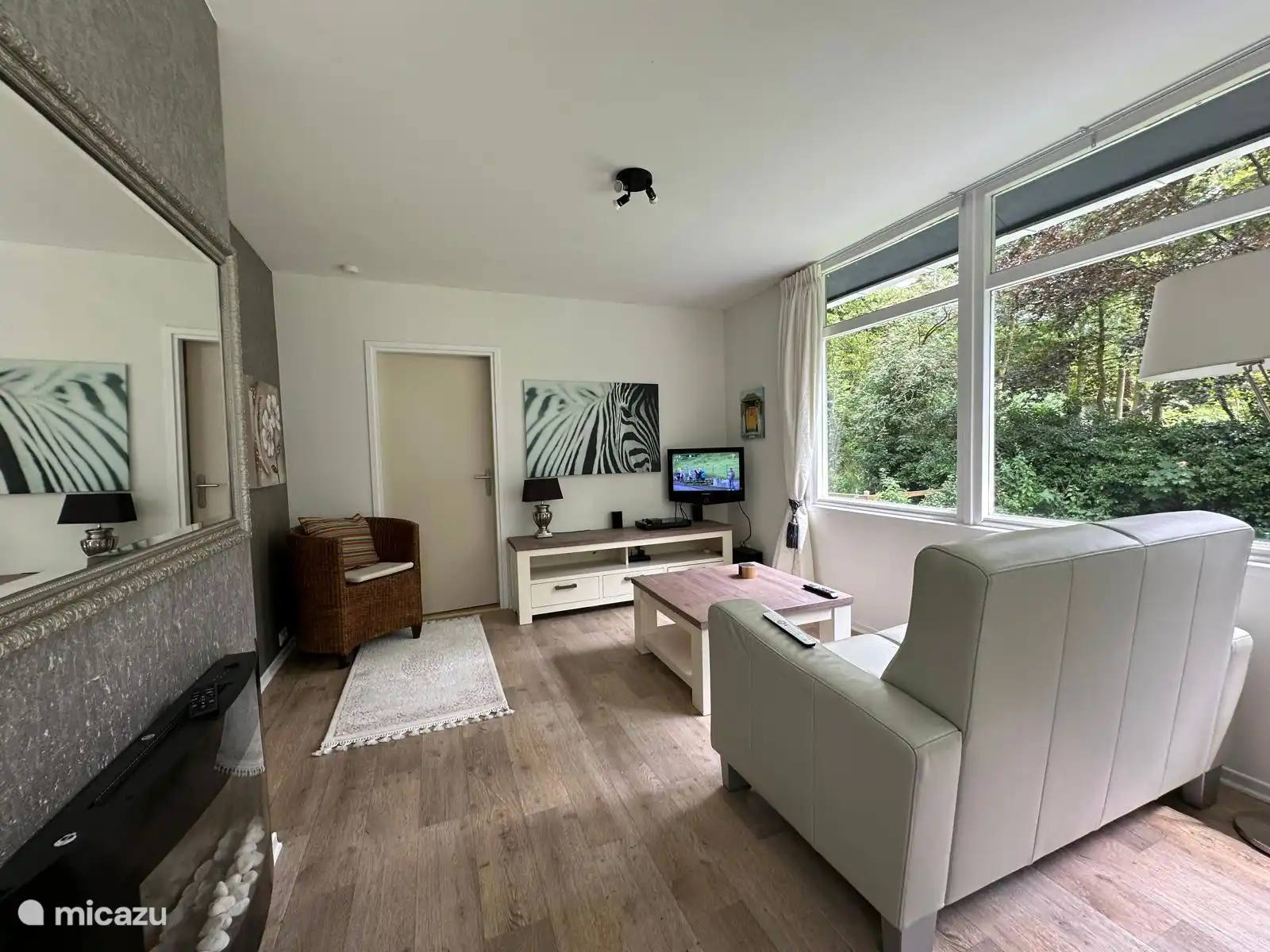 Das Wohnzimmer ist geräumig und ansprechend eingerichtet. 