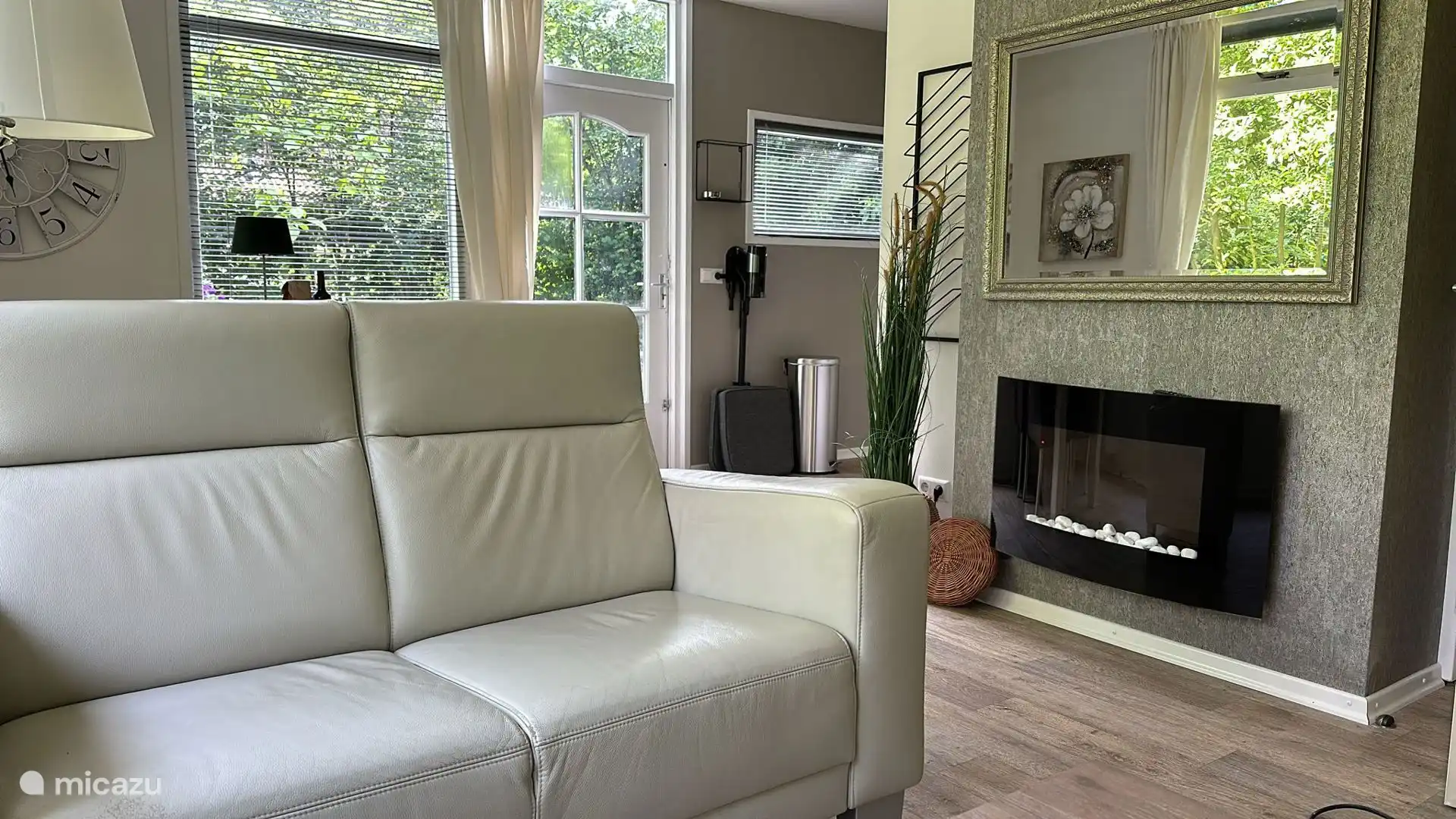 Der elektrische Kamin sorgt für Atmosphäre und Wärme