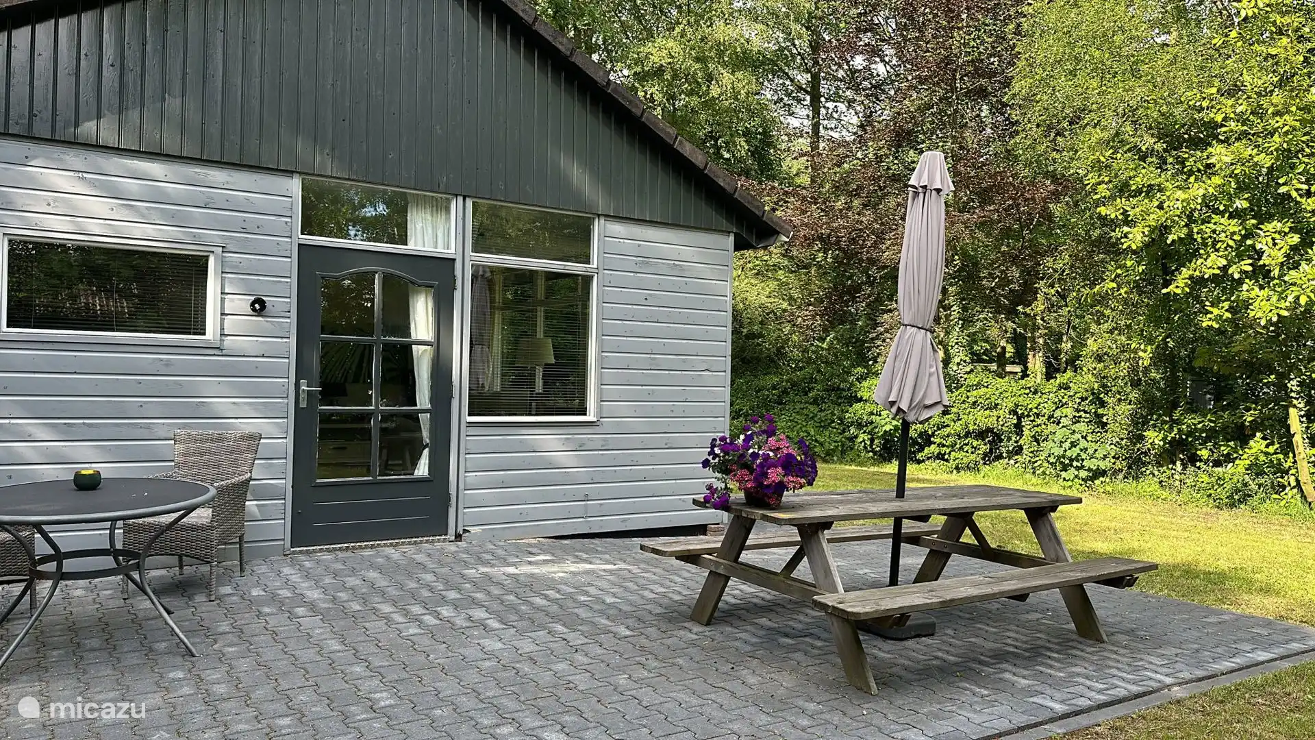 Die Terrasse ist nach Süden ausgerichtet. Daher der Sonnenschirm.  Im Sommer stehen auch Sonnenliegen zur Verfügung. 